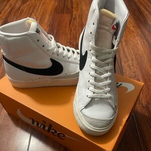 Women’s size 8/Men’s 6.5. Blazer MID ‘77.